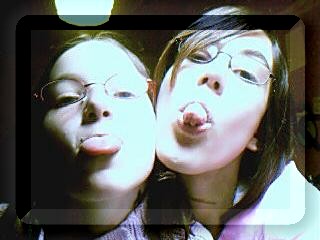 manon et claire grimace.